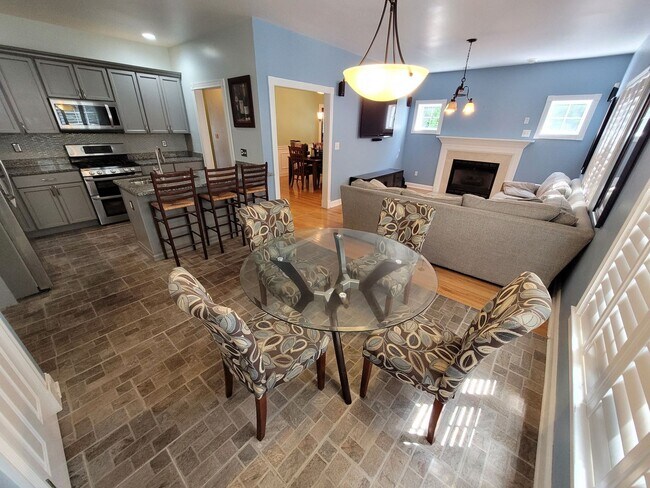 Building Photo - $4200 - 4 Bed / 2.5 Bath Single Family Home in Merrimack on a Cul-de-sac!
