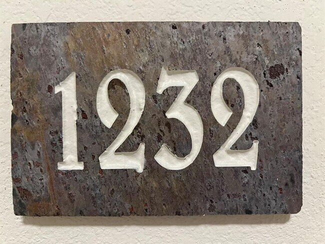 Building Photo - ** Get $500 off your move-in costs! Valid for new leases with a start date in 2025 **