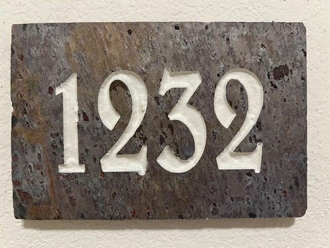 Building Photo - DEAL!! Get $500 off your move-in costs! Valid for new leases with a start date on or before Decem...