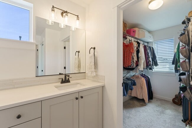 Building Photo - Pahlisch Townhome