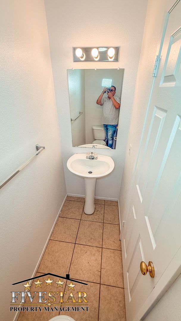 Building Photo - House for Rent in SouthWest Bakersfield