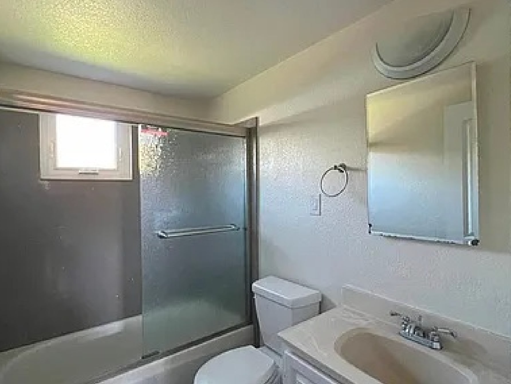 Common restroom with bath tub - 27596 La Porte Ave