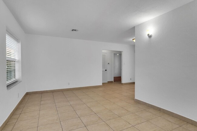 Building Photo - Beautiful home in quiet neighborhood