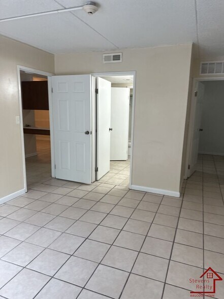 Building Photo - 915 S Seminole Dr