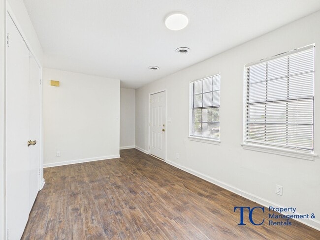 Building Photo - 8 Davidfield Cove