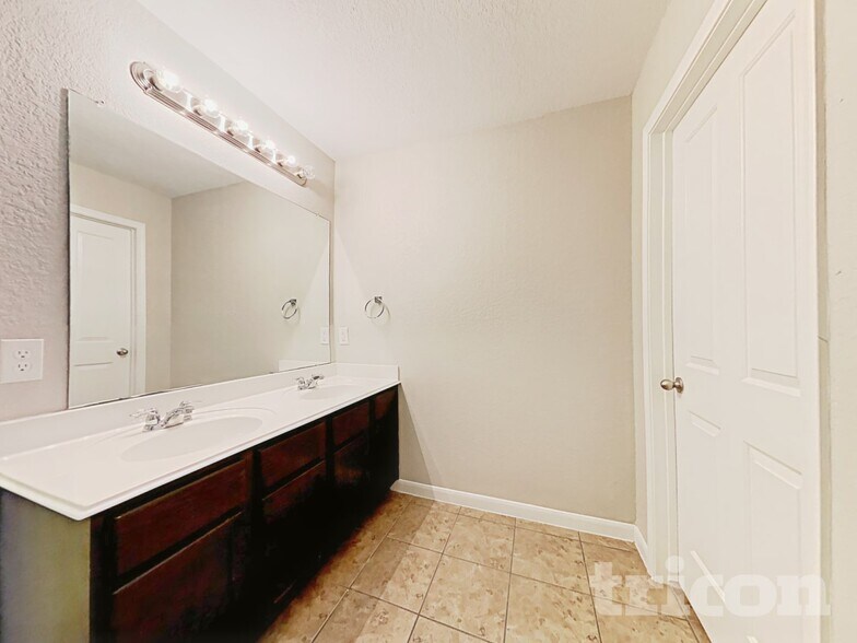 Building Photo - 1819 Mobeetie Tr