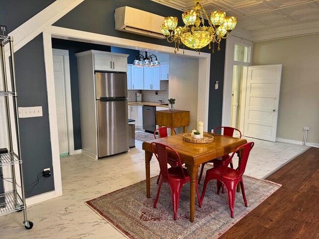 Building Photo - 109 W Laurel Ave