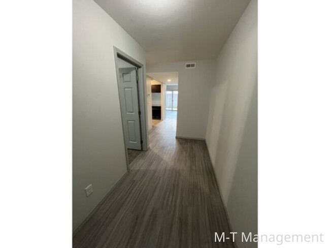 Building Photo - 3 br/3 bath townhouse + WD + garage in the...