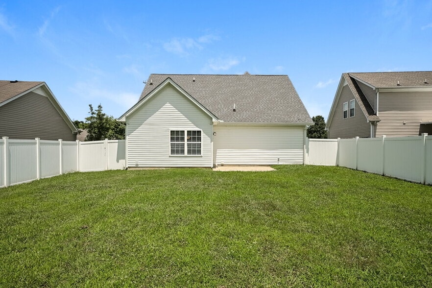 Building Photo - 2004 Deer Valley Dr
