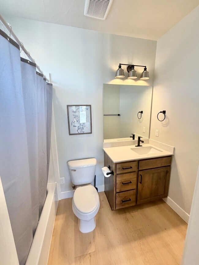 Building Photo - Beautiful Modern 5 Bedroom Home!! Furnished or Unfurnished option!!