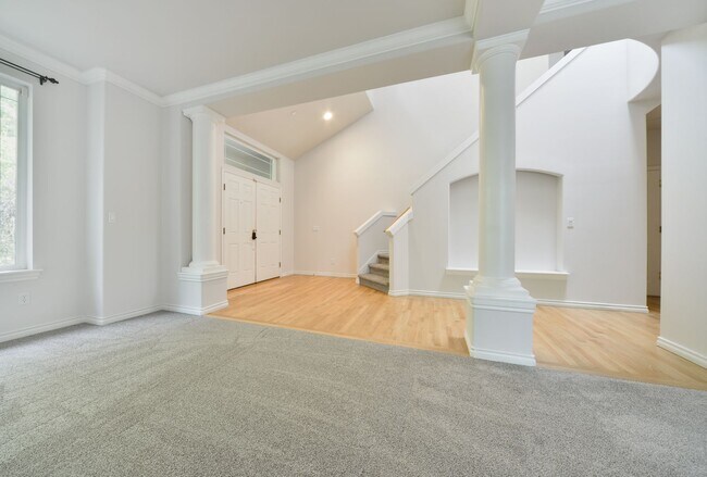 Building Photo - Nice 5 Bed / 2.5 bath house for rent in Kenmore.