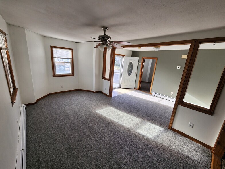 Building Photo - 31 Elm St