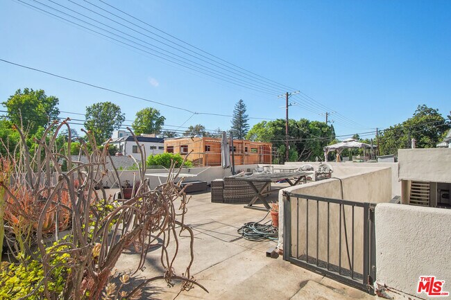 Building Photo - 4951 Cahuenga Blvd