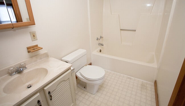 Building Photo - 547 Layman Ave