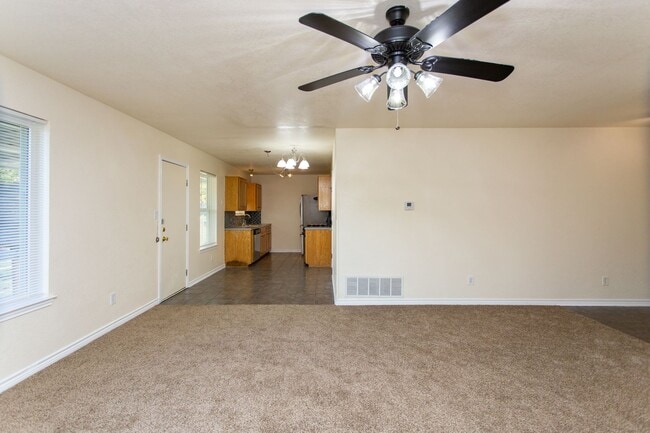 Building Photo - Spacious 2 Bedroom Home!