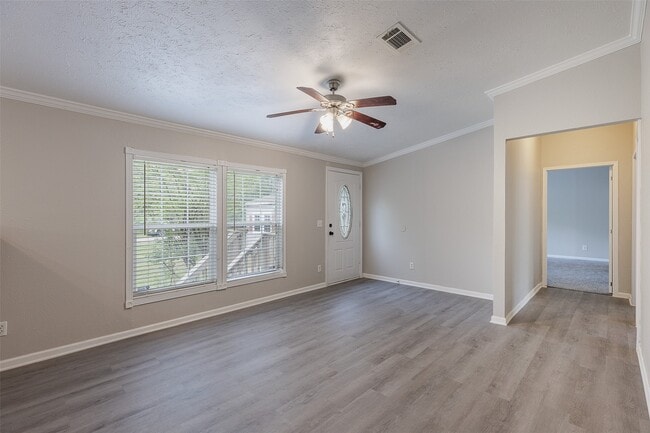 Building Photo - 1520 W Creek Dr