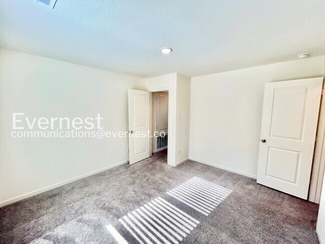 Building Photo - 5 Bed/3 Bath Home with Fenced Yard & Garage / Pet-Friendly / Available Now!