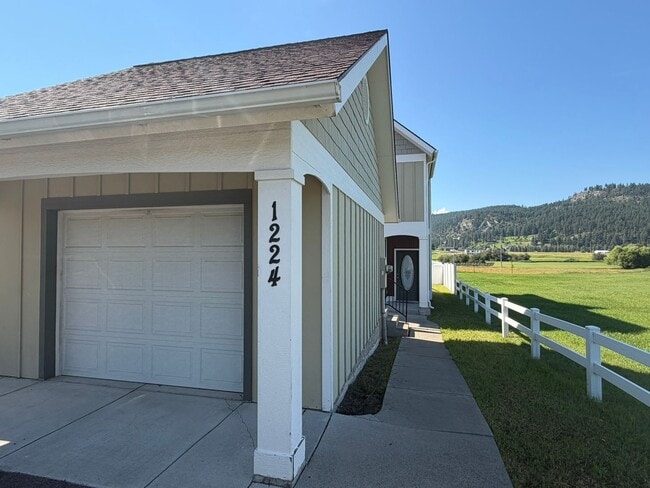 Building Photo - Charming 2-Story Townhome with Vaulted Ceilings