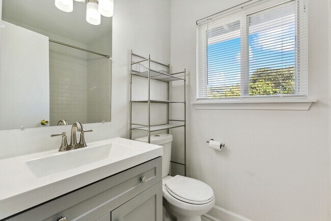 Building Photo - 1/2 OFF March Rent! Metairie 4 Bedroom plu...