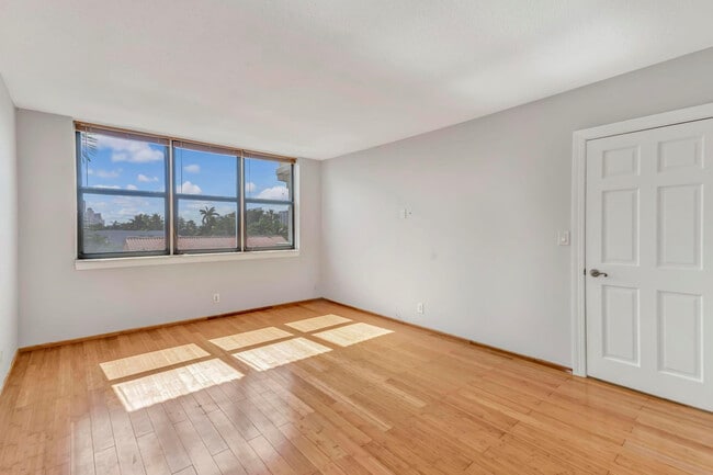 Building Photo - 3199 S Ocean Dr