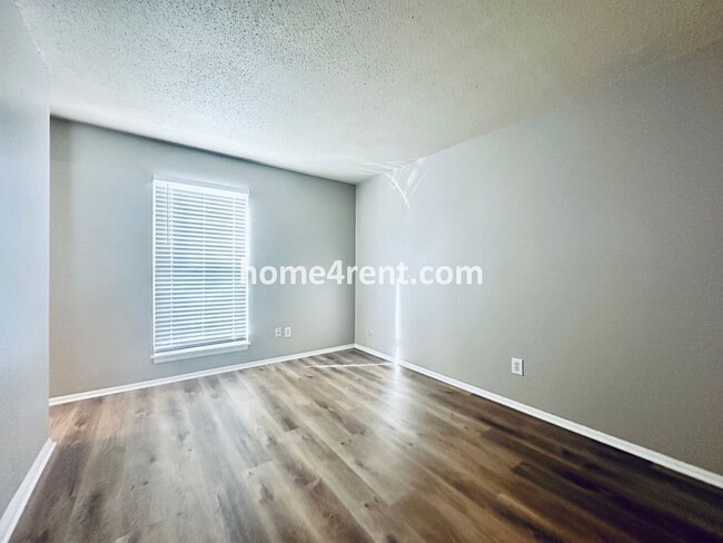 Building Photo - Newer LVP Flooring, Paint and SS Appliance...