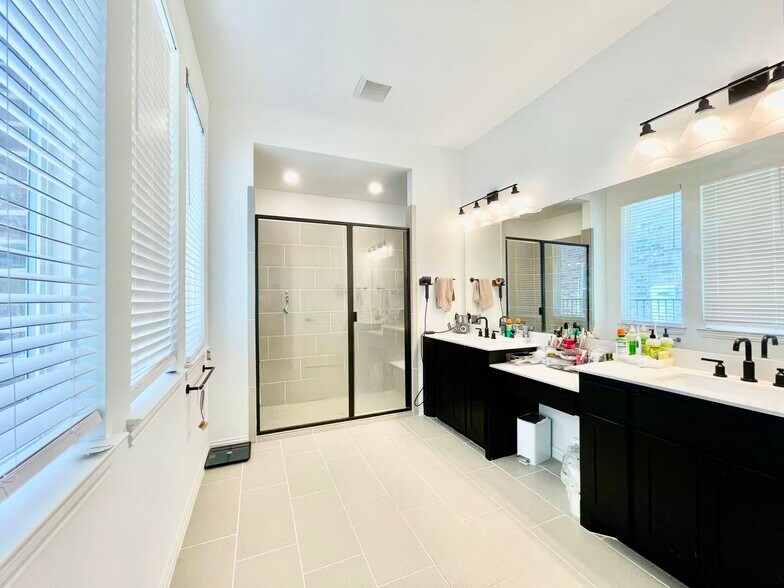 Building Photo - 8213 Bethpage Dr