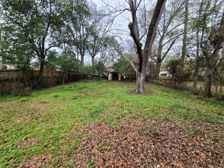 Building Photo - 2205 E 5th St