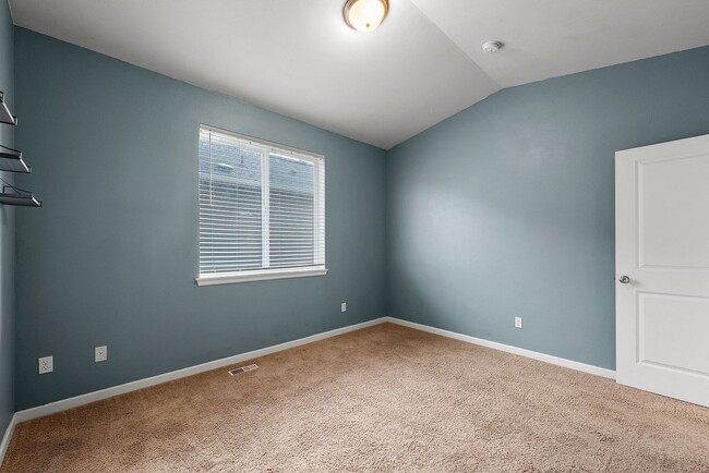 Building Photo - Cozy 3-Bed Yelm Home | Vaulted Ceilings, C...