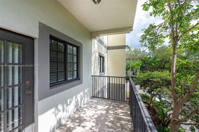 Building Photo - 2851 Riverside Dr