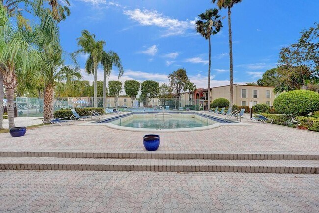 Building Photo - 10804 N Kendall Dr