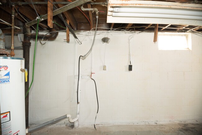 Building Photo - 3 potential 4 bedroom in desirable Beech G...