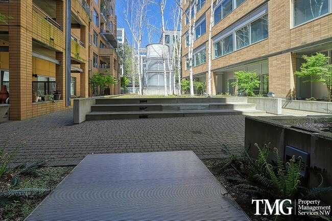 Building Photo - 2 Bed 2 Bath Downtown 3rd Floor Condo Wate...