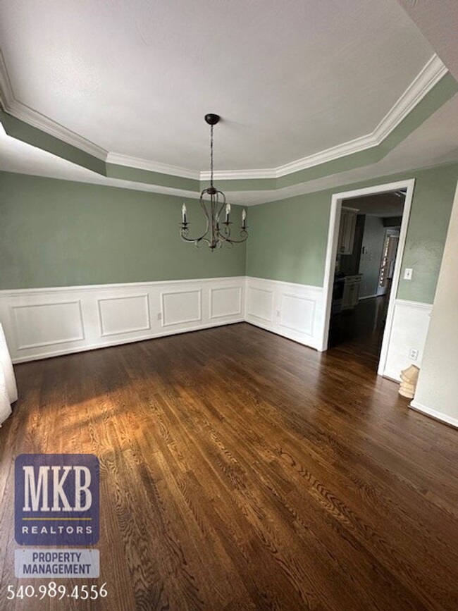 Building Photo - Luxurious 4 Bd/3.5Ba home located in The G...