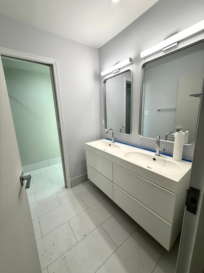 Building Photo - 3 bed 2.5 bath townhome - New Renovation