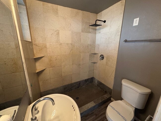 Building Photo - 2 Bedroom - 2 Bath - 1034 Sq. Ft. Duplex