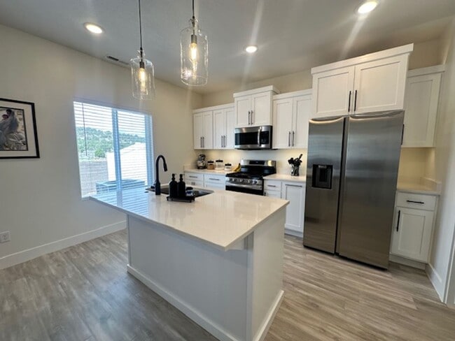 Building Photo - Move in Discount! 3 bedroom - 2.5 bathroom...