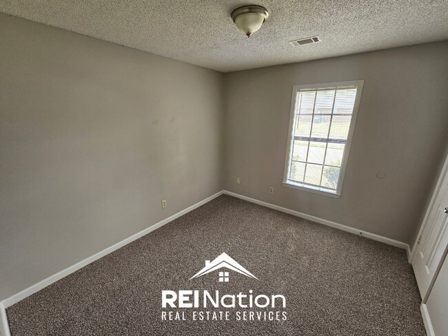 Building Photo - MEMPHIS CHARMER! | Brick Fireplace & Bright Windows | 3 Bed / 2 Bath & Fenced Yard!