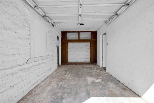 Building Photo - 2 Bedroom Home on 1.8 Acre Lot
