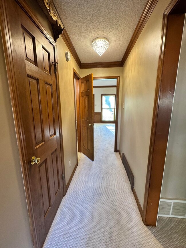 Building Photo - 2025 Mt Badon Ln