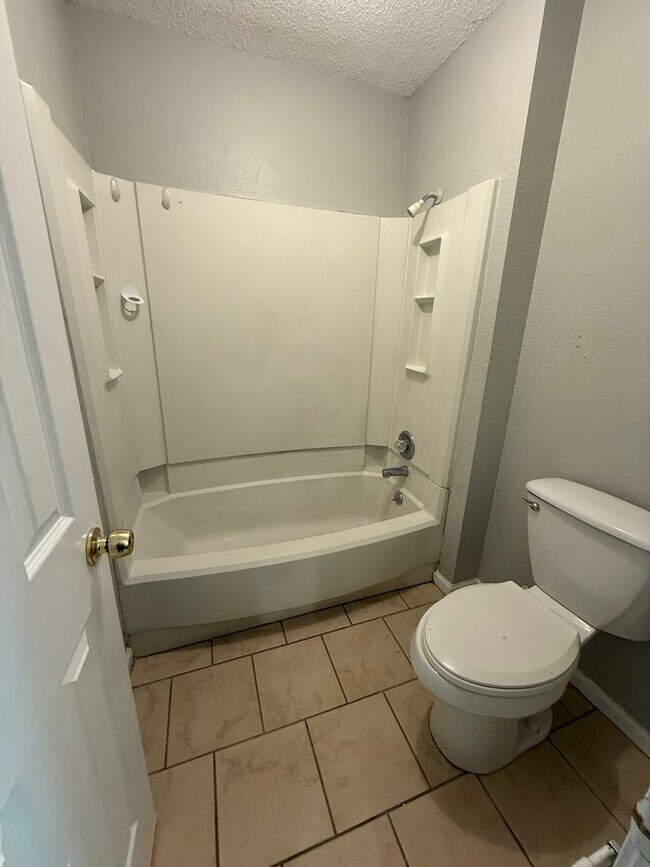 Building Photo - Spacious 3-bedroom, 1.5-bath townhome available