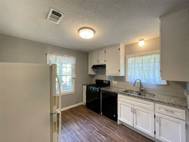 Building Photo - 5213 Anzio Rd