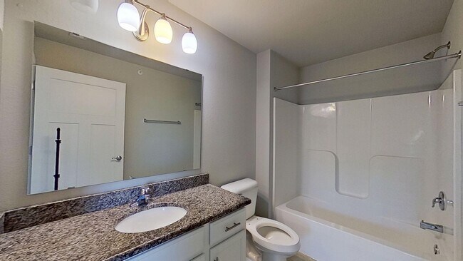 Building Photo - Condo Style Upper 3 Bedroom 2 Bathroom plus Den Apartment