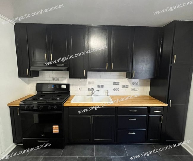 Building Photo - 3 spacious bedrooms, 2 full bathrooms home in Gary, IN