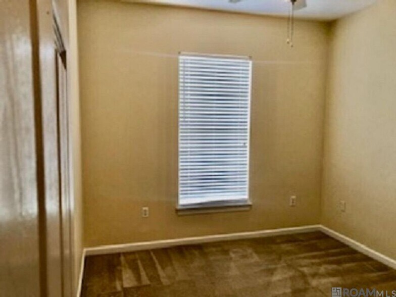 Building Photo - 38159 Willow Lake E Ave