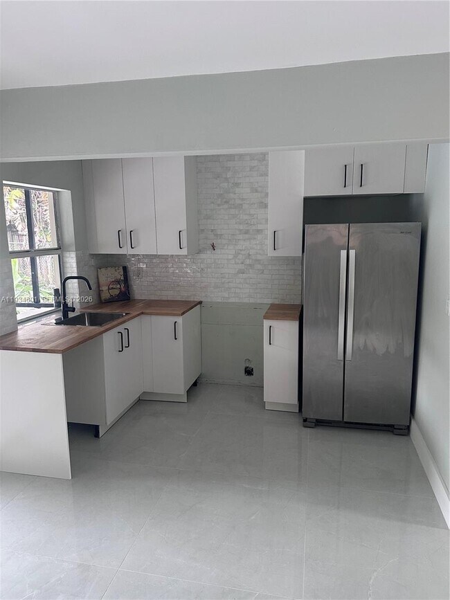 Building Photo - 200 SE 19th St