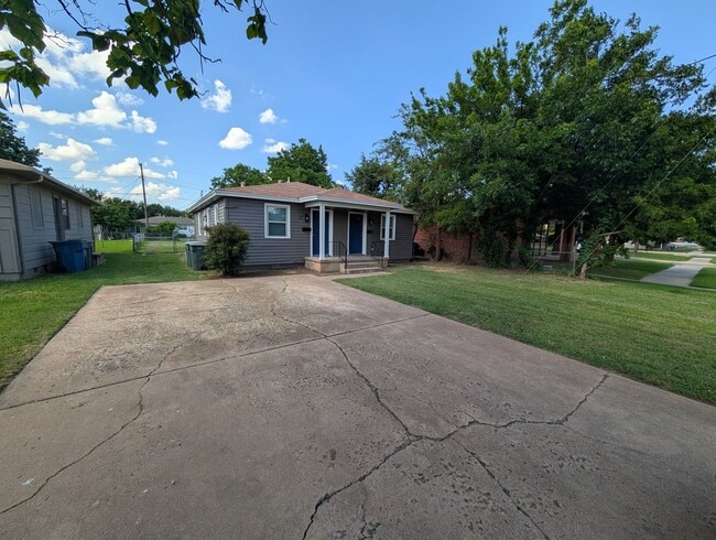 Building Photo - Remodeled 1 bedroom, 1 bath in Edmond, OK with stainless steel appliances and washer and dryer