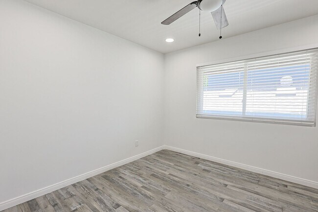 Building Photo - Spacious 5-Bedroom, 3-Bath Home – Convenie...