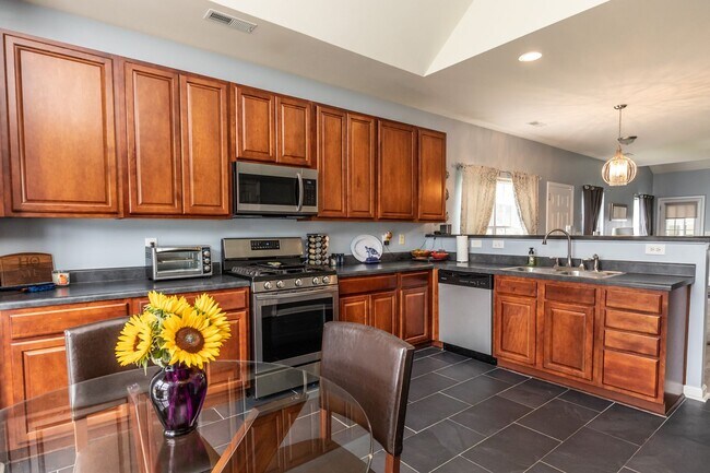 Building Photo - 3 Bedroom 2.5 Bath Townhouse in Grand Oaks...