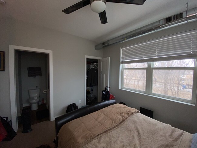 Building Photo - Stunning sunsets on private balcony 2 bed 2 bath in Longfellow!