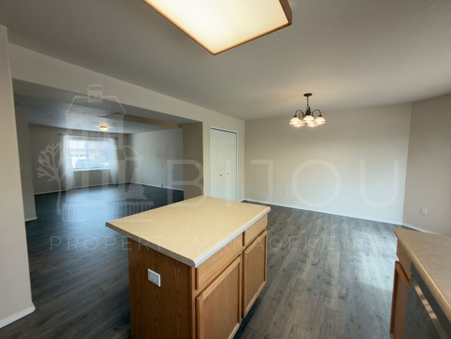 Building Photo - 2533 Mesa Springs View